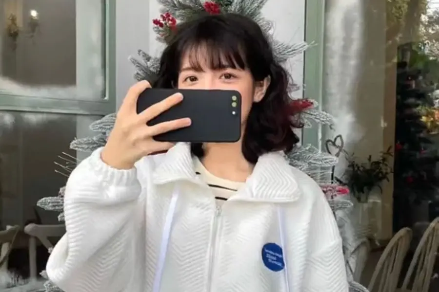 Chọn background là cây thông phía sau để chụp tấm hình ưng ý.