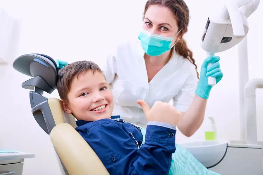 Cho trẻ khám răng định kỳ 2 lần/năm