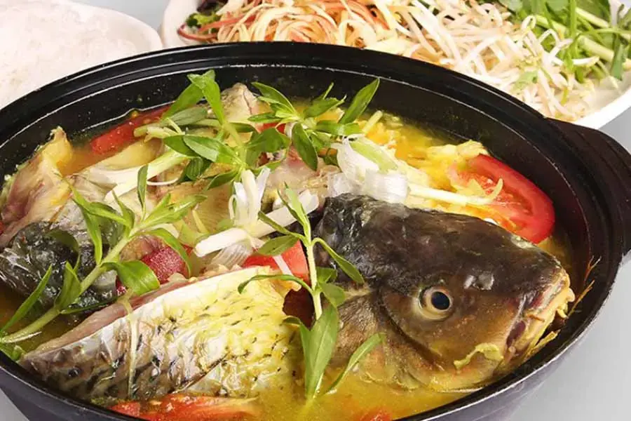 Nồi lẩu chua chua cay cay là món ăn rất thích hợp cho những ngày tụ họp gia đình, bạn bè