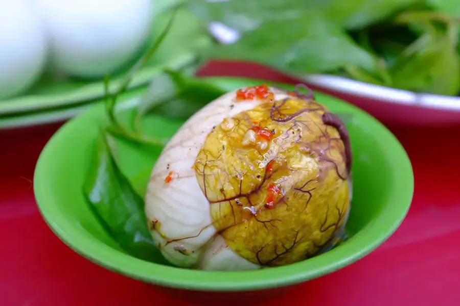 Trứng vịt lộn là loại thực phẩm dễ gây tăng cân do chứa hàm lượng calo cao.