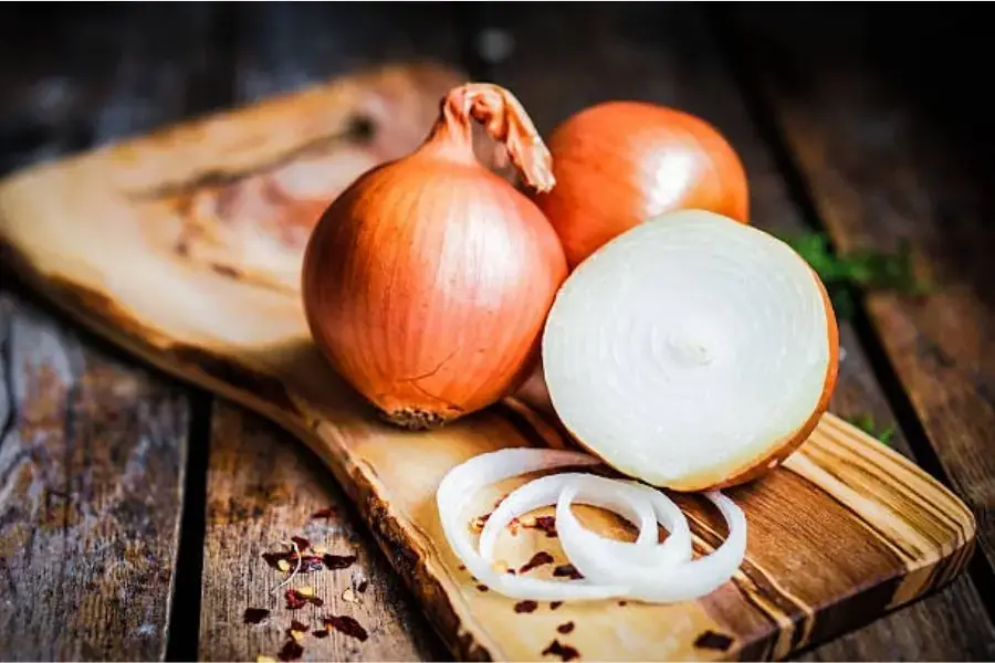 Củ hành tây là nguyên liệu phổ biến khi nấu ăn