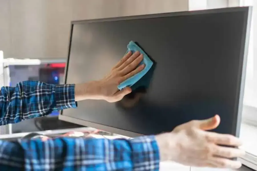 Dùng khăn lau đều toàn bộ màn hình máy tính