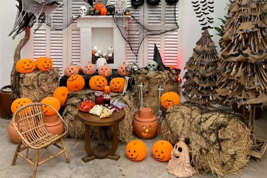 Tạo khu vực trang trí Halloween riêng với bí ngô, rơm giúp lưu trữ nhiều bức hình ma mị.