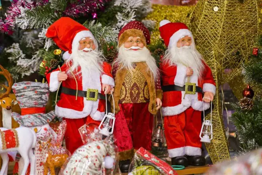 Ông già Noel là món phụ kiện phổ biến không thể thiếu vào ngày Giáng Sinh của nhiều gia đình. 