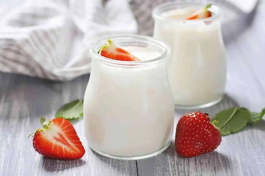 Chăm sóc da bằng mặt nạ nha đam sữa chua.