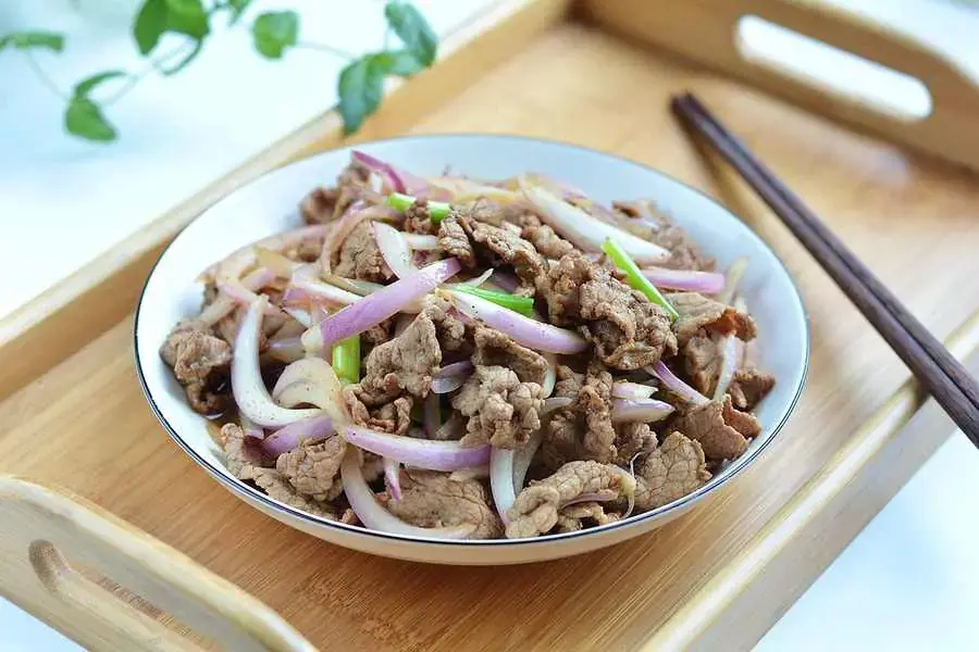 Thăn bò xào hành tây là lựa chọn lý tưởng trong các bữa ăn gia đình