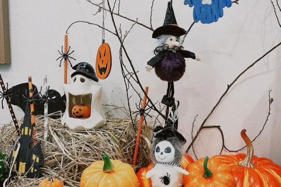 Ý tưởng trang trí Halloween dễ thương bằng cành cây khô.