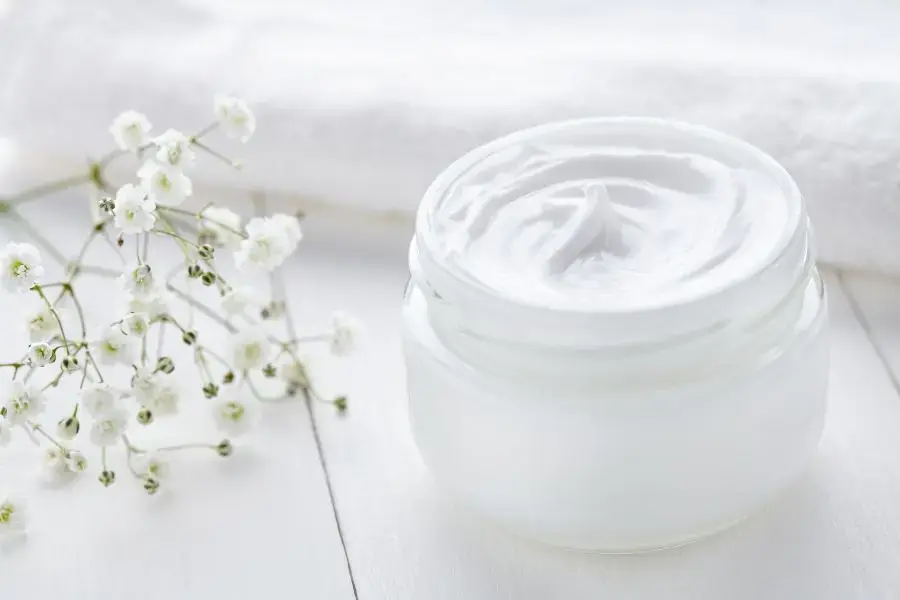 Tặng mẹ kem chống lão hóa để mẹ luôn tự tin với vẻ ngoài của mình.