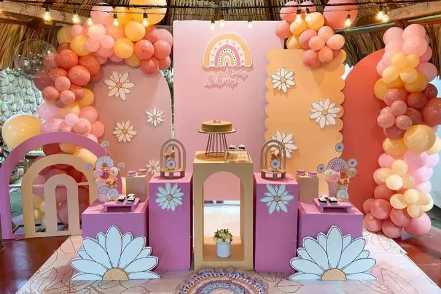 Trang trí backdrop sinh nhật với bong bóng và khung giấy.