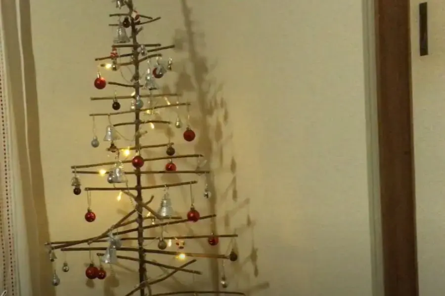 Hình ảnh cây thông Noel lung linh trang trí không gian nhà. 