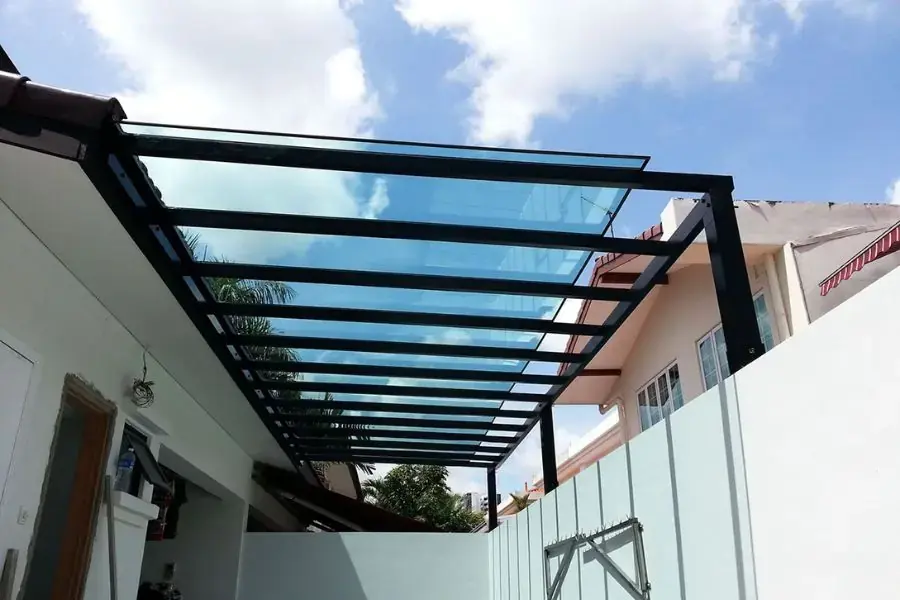 Giá thành mái lợp bằng nhựa trong suốt rẻ hơn mái kính