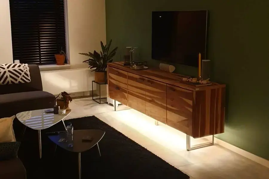 Sử dụng đèn led dây ở phòng khách để căn phòng trở nên tinh tế, sang trọng hơn