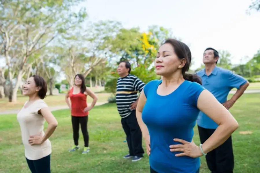 Hít thở bằng bụng trong tập dưỡng sinh.
