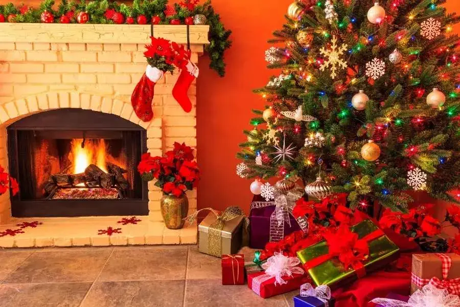 Đây là cách trang trí cây thông Noel phổ biến và được nhiều người ưa thích. 