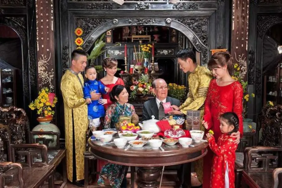 Cúng tất niên là dịp để mọi người trong gia đình sum họp vào những ngày Tết.