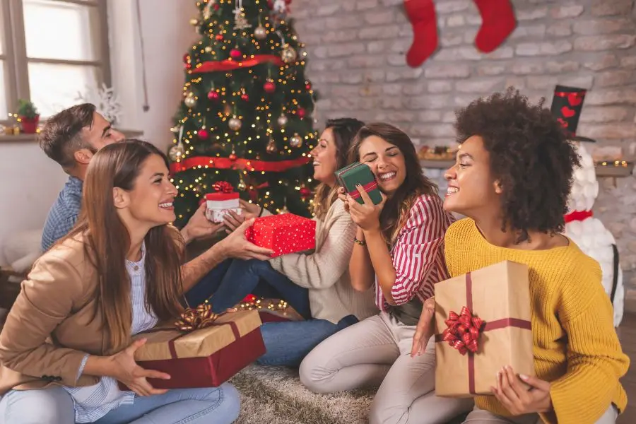 Trò chơi đổi quà Noel sẽ giúp đêm Giáng Sinh thêm vui vẻ và thú vị hơn.