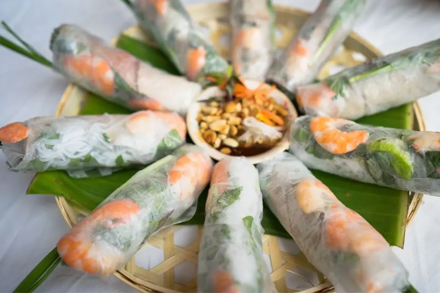 Gỏi cuốn tôm thịt với hương vị tươi mát, thanh nhẹ sẽ giải ngấy rất tốt cho ngày Tết.