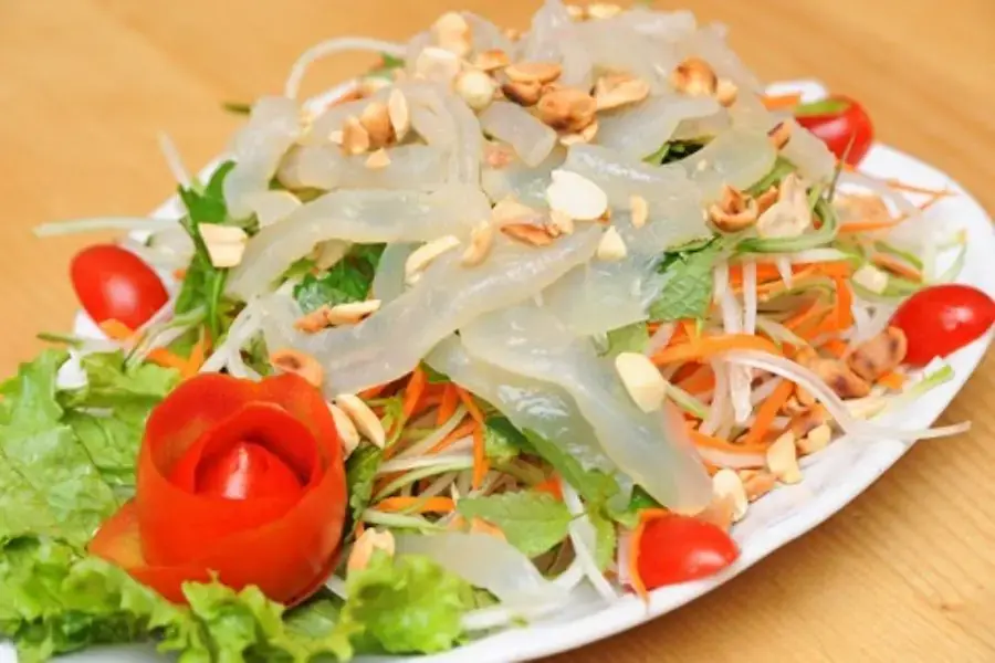 Nộm sứa là một trong những món có cách làm món sứa biển đơn giản