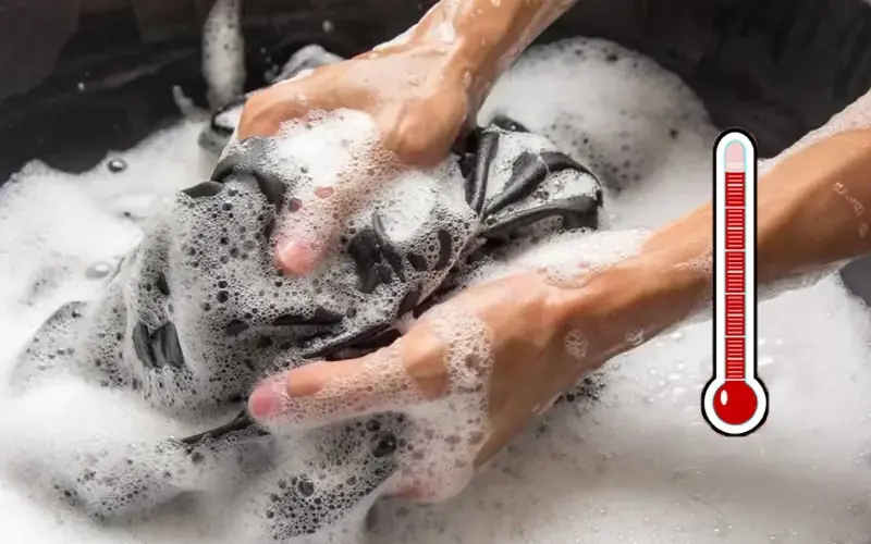 Bột giặt với nước nóng tẩy sạch vết dầu mỡ bán trên áo (Nguồn ảnh: Giặt là Fuji)