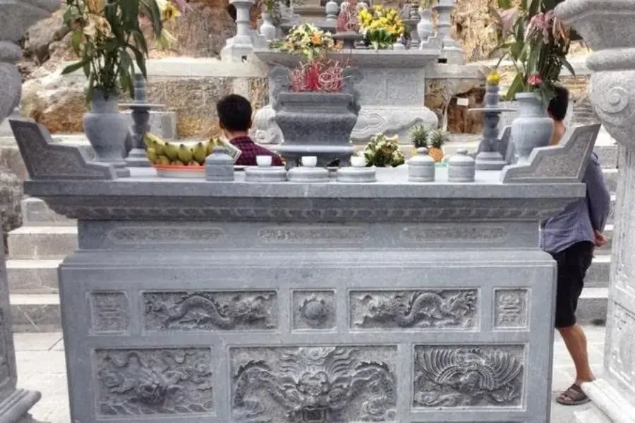 Bàn thờ thần tài bằng đá dành cho không gian rộng rãi.