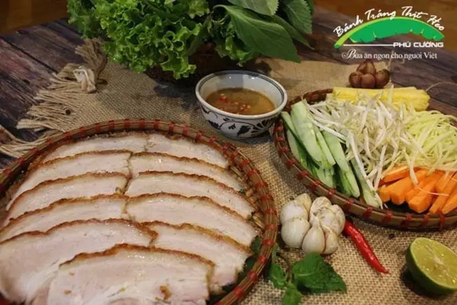 Quay thịt heo làm món bánh tráng cuốn thịt quay