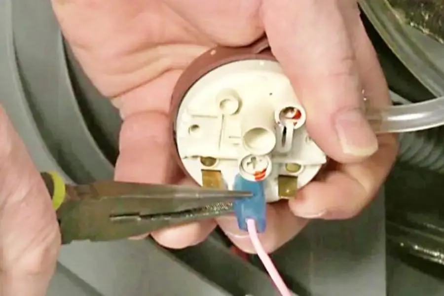 Phao máy giặt có chức năng quan trọng để kiểm soát quá trình cấp và xả nước cho máy giặt.