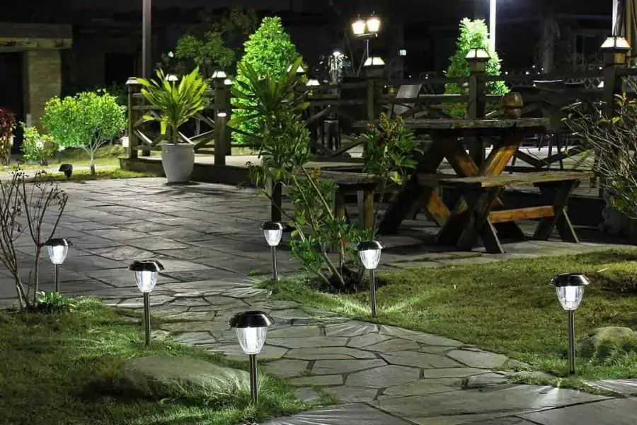 Đèn solar garden chạy bằng năng lượng mặt trời giúp tiết kiệm điện năng