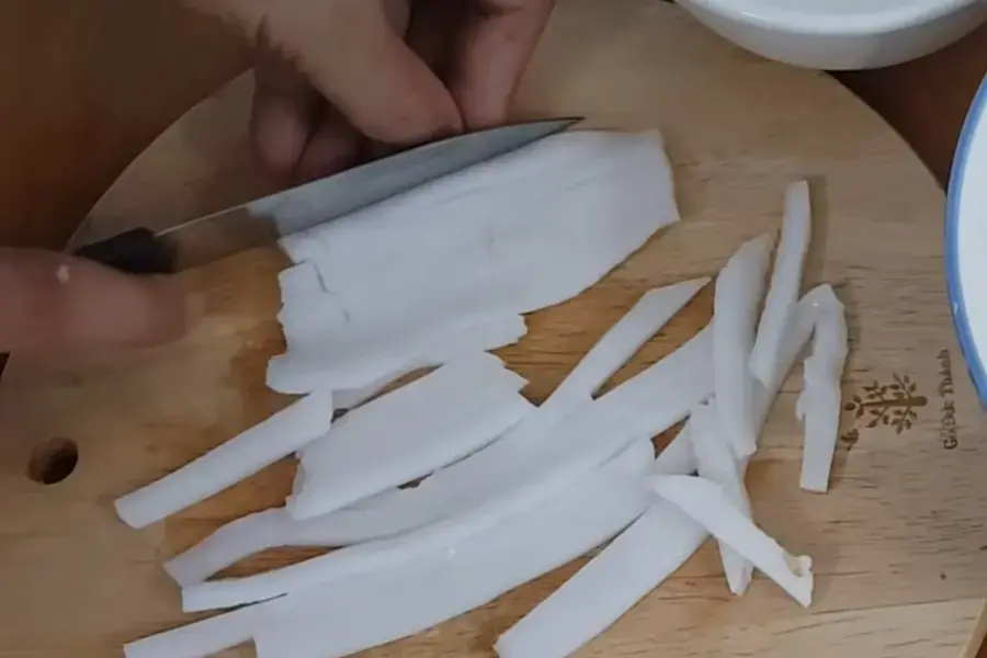 Cắt cùi dừa thành các sợi mỏng