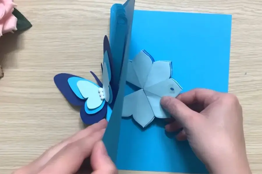 Đặt hoa vào chính giữa tấm thiệp.