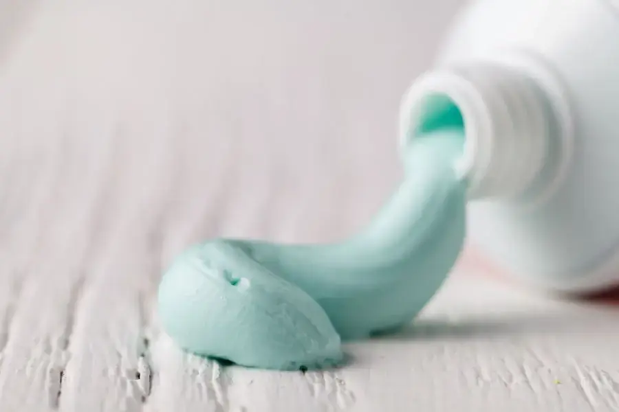 Sử dụng kem đánh răng để khử mùi tanh cá
