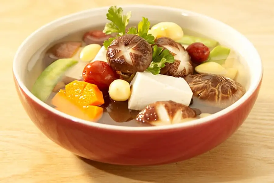 Canh rau củ quả nấu nấm đầy đủ dinh dưỡng.