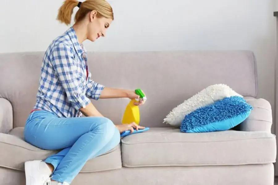 Dùng xịt thơm chuyên dụng để khử mùi hôi trên ghế sofa