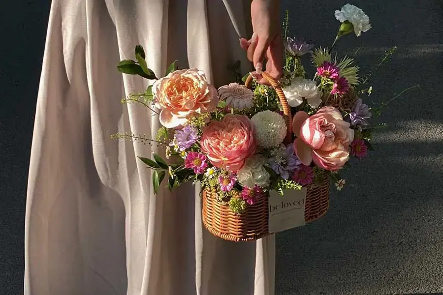 Giỏ hoa xum xuê, nhiều màu sắc.
