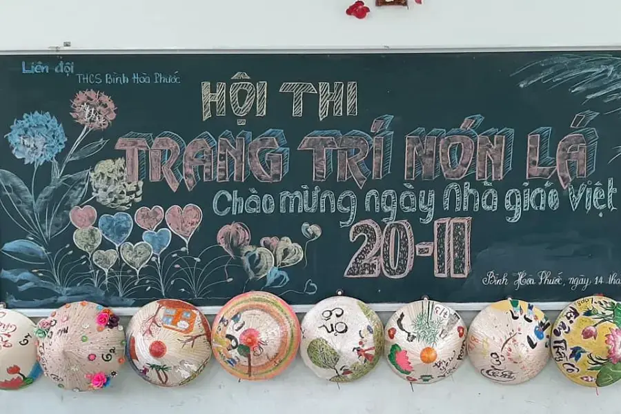 Phá cách với lối decor bảng lớp ngày 20/11 từ nón lá Việt Nam.