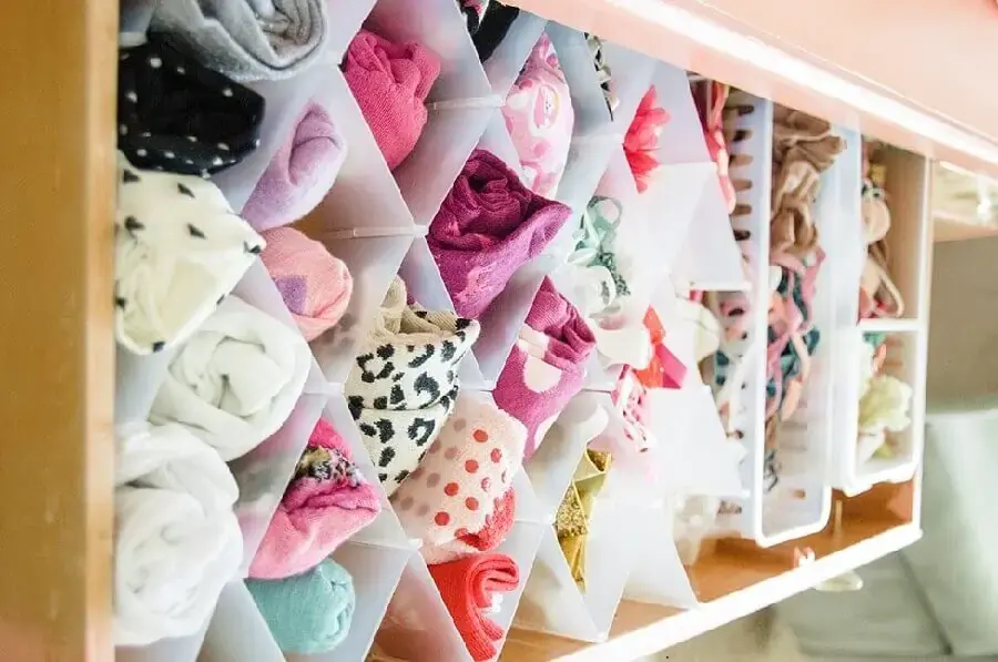 Cuộn quần áo cho trẻ thay vì xếp như đồ người lớn giúp giữ độ bền và quần áo không bị nhăn (Nguồn: Momtastic)
