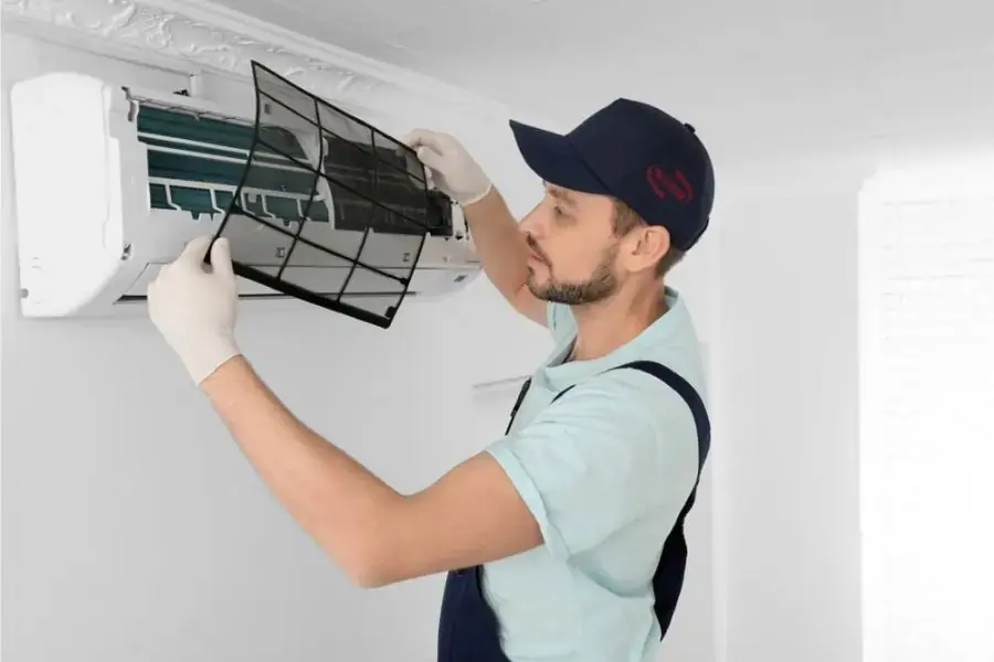 Bảo trì máy lạnh thường xuyên để tránh các bụi bẩn làm tắc nghẽn đường ống (Hình ảnh: Karabama)