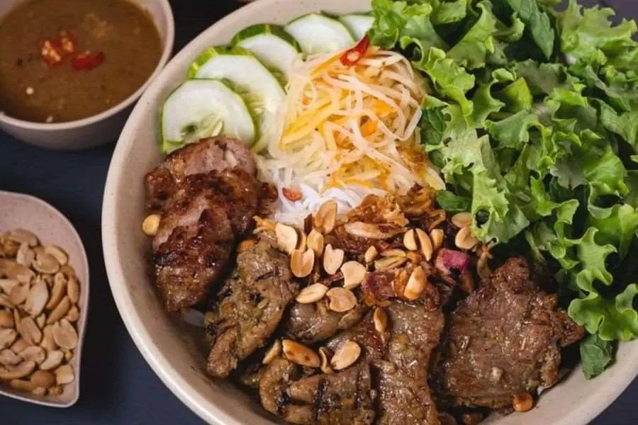 Nên ăn bún thịt nướng phần thịt nạc, không có nhiều mỡ