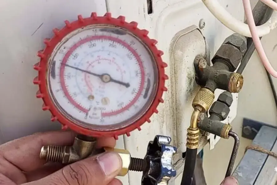 Thiếu gas gây ra tình trạng máy lạnh bị đóng tuyết.