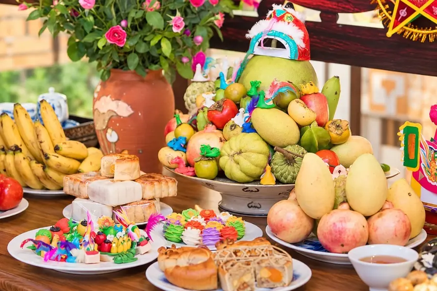 Mâm cúng gia tiên Trung Thu gồm hương hoa, trà, trái cây, bánh Trung Thu và các món ăn tùy gia đình.