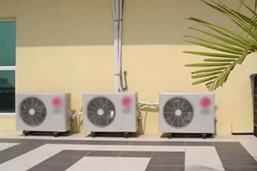 Các dàn nóng máy lạnh tuyệt đối không được đặt quá gần nhau nếu muốn đảm bảo tuổi thọ của máy (Hình ảnh: Tipsmake)