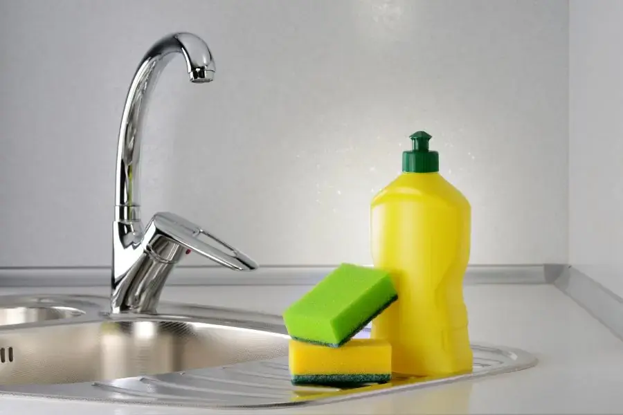 Sử dụng dung dịch nước rửa bát để vệ sinh đồng hồ