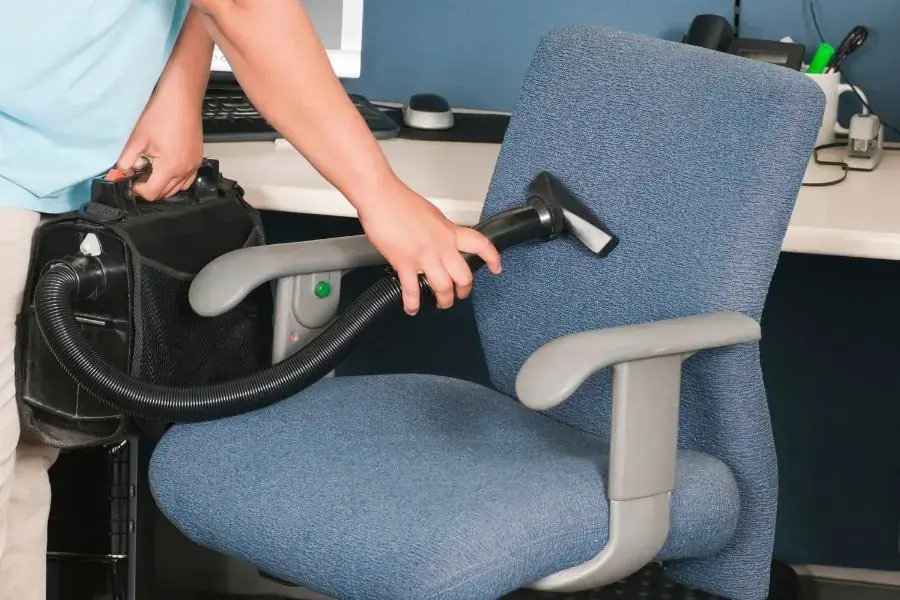 Vệ sinh thường xuyên giúp ghế xoay bền đẹp dài lâu hơn