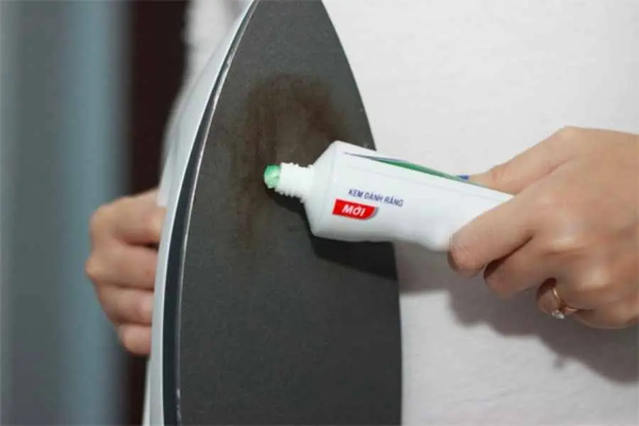kem đánh răng tẩy gỉ sét mặt bàn ủi