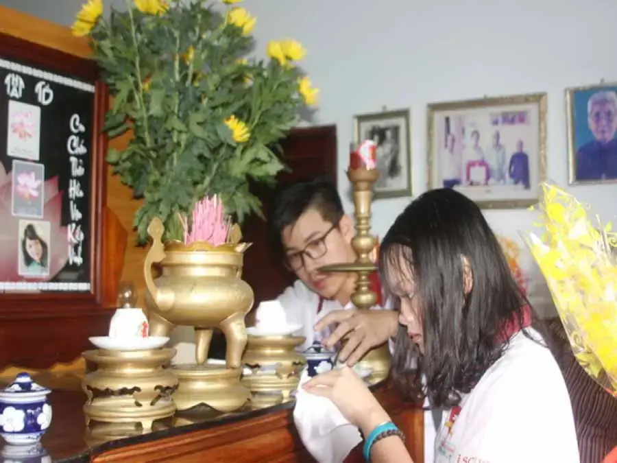 Thực tế, dọn dẹp bàn thờ cuối năm vào ngày nào là tốt nhất không quan trọng, quan trọng là chúng ta phải cẩn thận, tỉ mỉ và thành tâm. (Nguồn: Báo Dân sinh) 