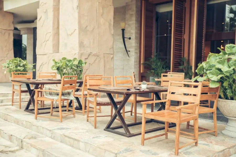 Điểm xuyết một vài chậu cây cho không gian ngoài trời của quán cafe.