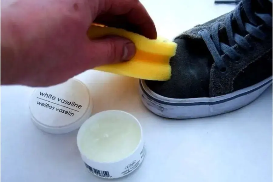 Vaseline giúp đánh bay các vết ố vàng trên giày