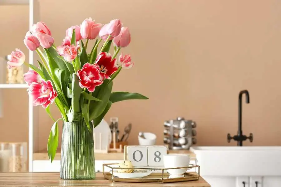 Mẫu cắm hoa để bàn đơn giản cho bàn uống nước.