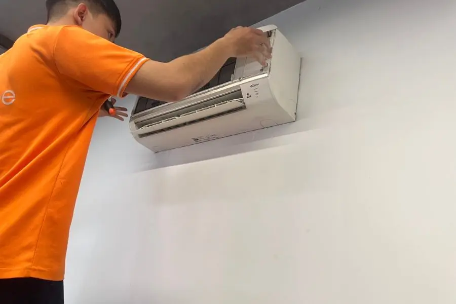 Kiểm tra nguồn điện để sửa lỗi 1F máy lạnh Toshiba.
