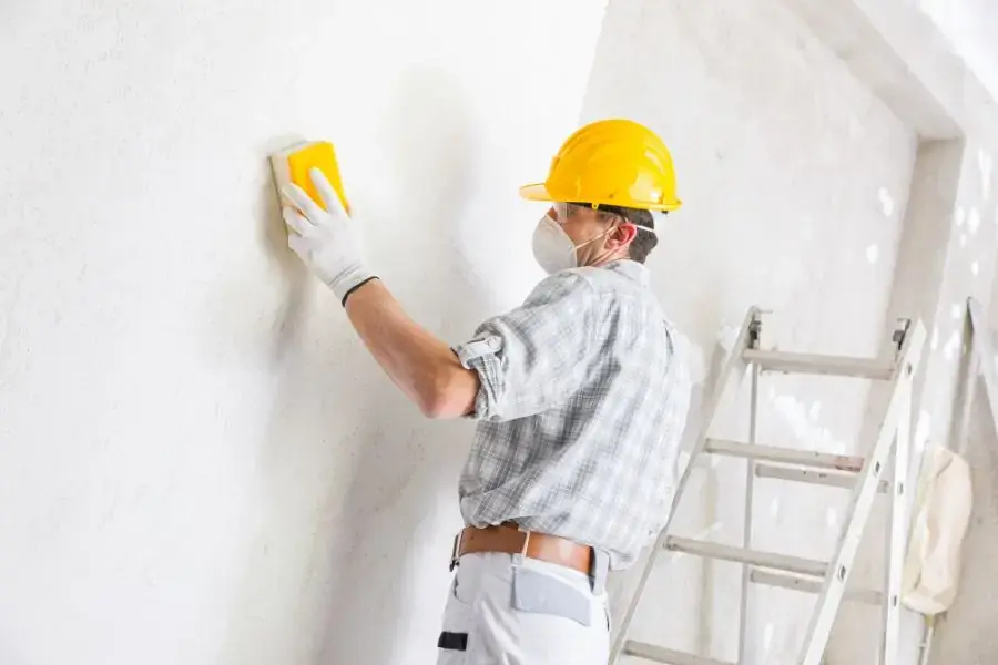 Kiểm tra trát vữa bức tường phẳng mịn, không lồi lõm