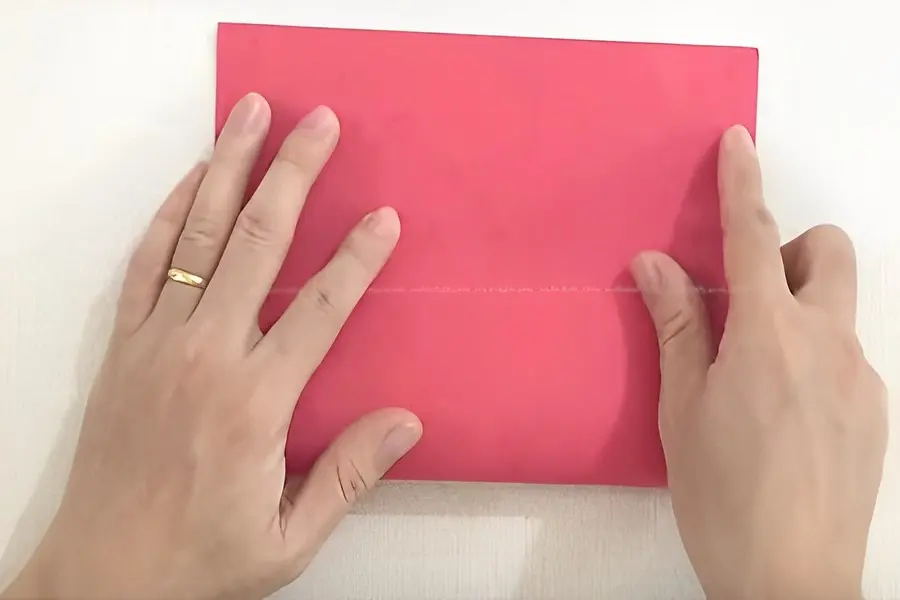 Gấp đôi tờ giấy để giống hình tấm thiệp